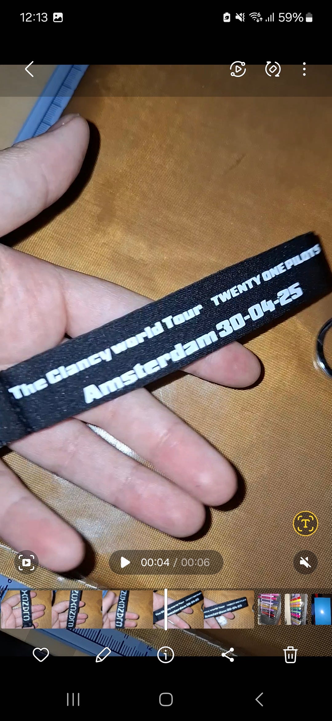 Twenty one pilots tour sleutelhanger amsterdam black